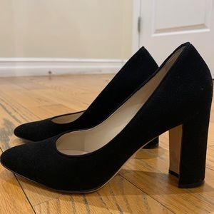 Super cute black Manolo Blahnik pumps!!